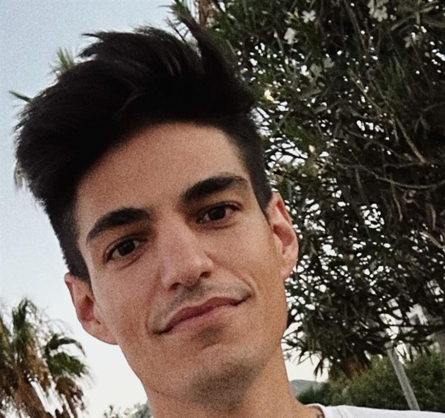Cristian Fuy sonriendo al aire libre